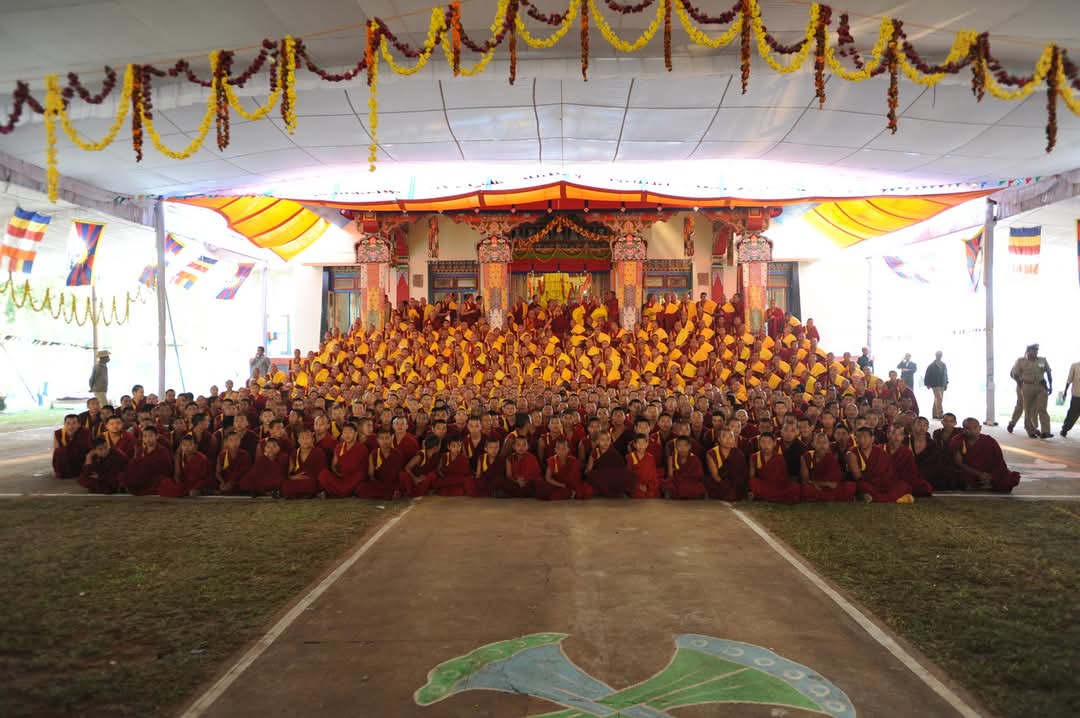 Les moines et les participants